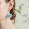 boucle créole fleur bleue