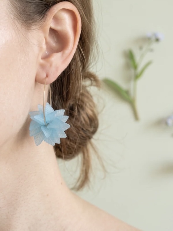 boucle créole fleur bleue