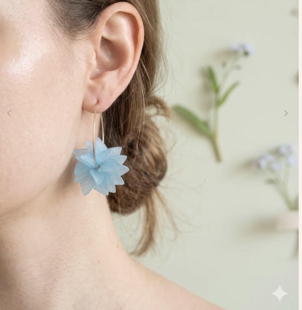 boucle créole fleur bleue