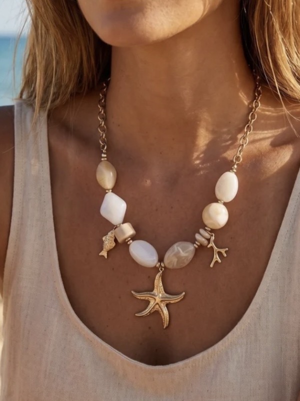 collier beige pendentifs marins